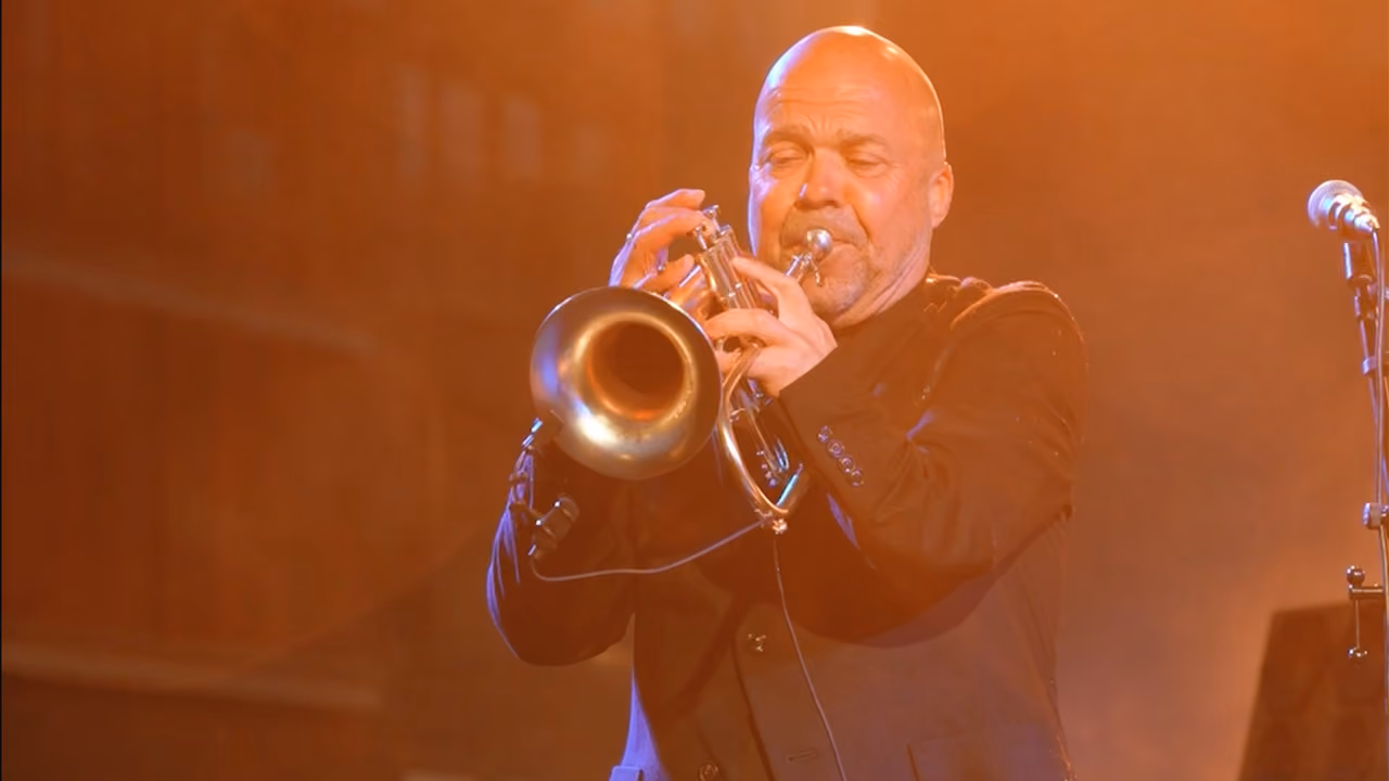 Trompettist speelt in warm podiumlicht tijdens Klassiek in het Zand