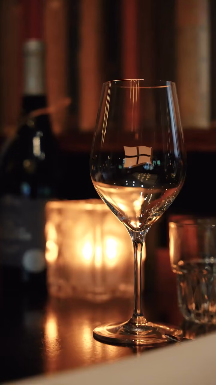 Wijnglas op tafel bij kaarslicht in het restaurant