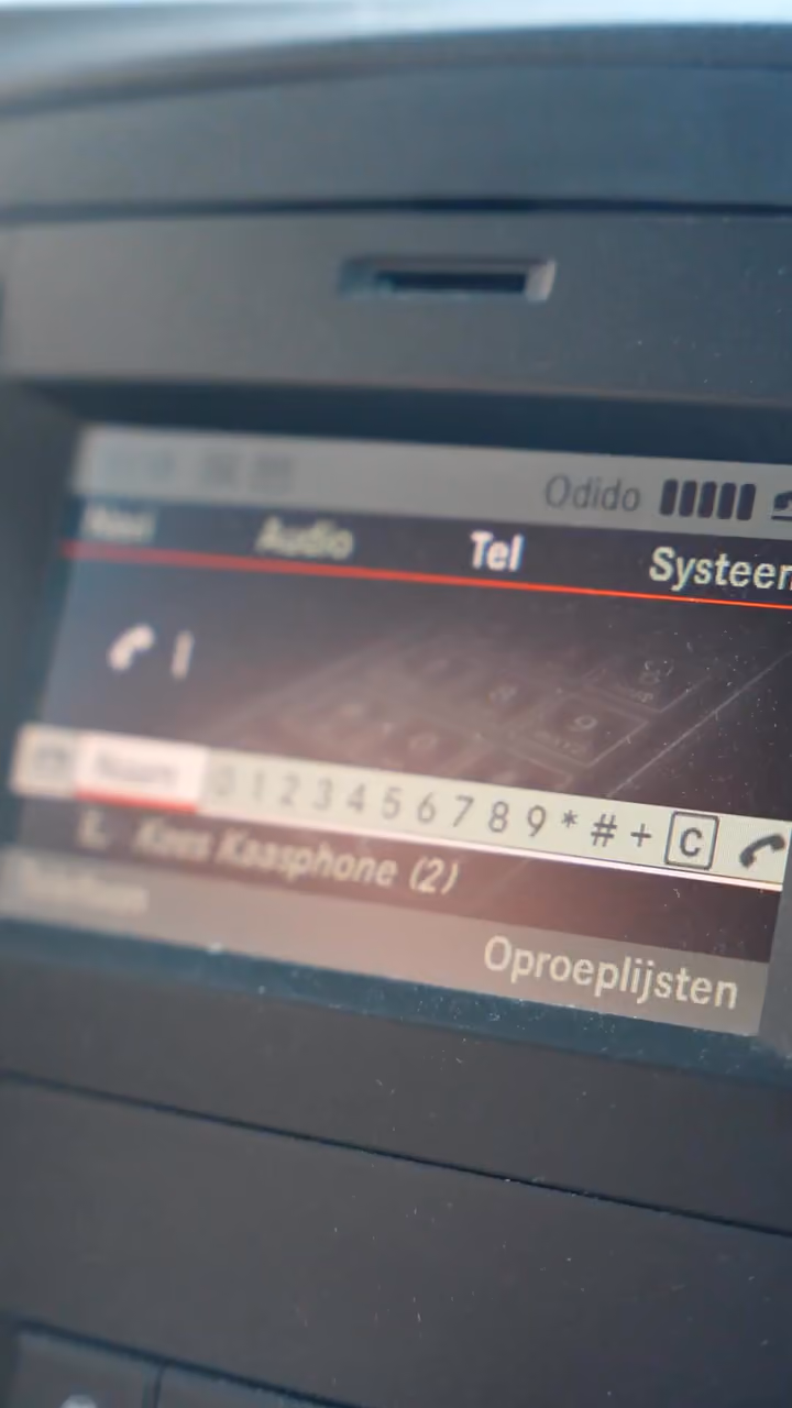 Autodisplay met een telefoonmenu, het openingsbeeld van de video