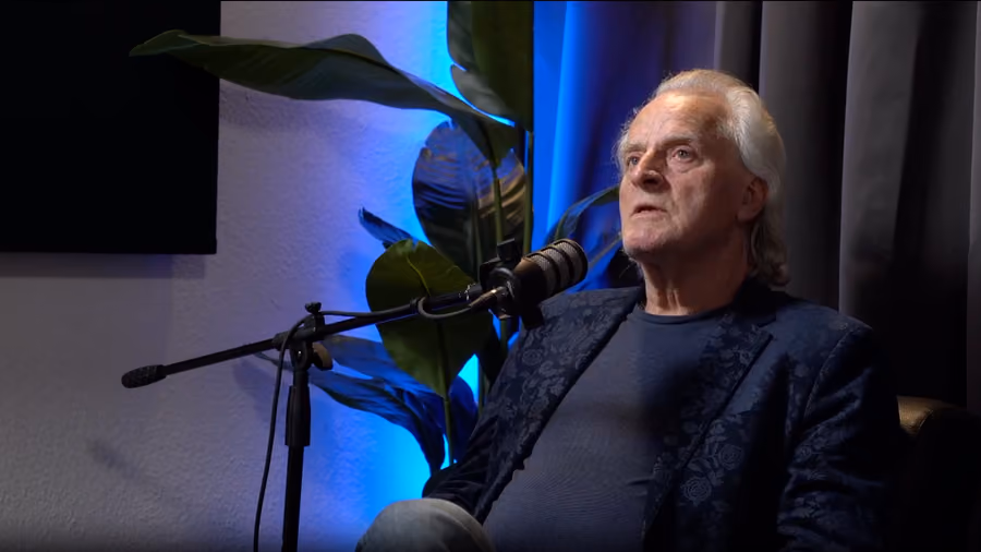 Ereburger Jaap Pilon in gesprek achter een microfoon in de opnamestudio