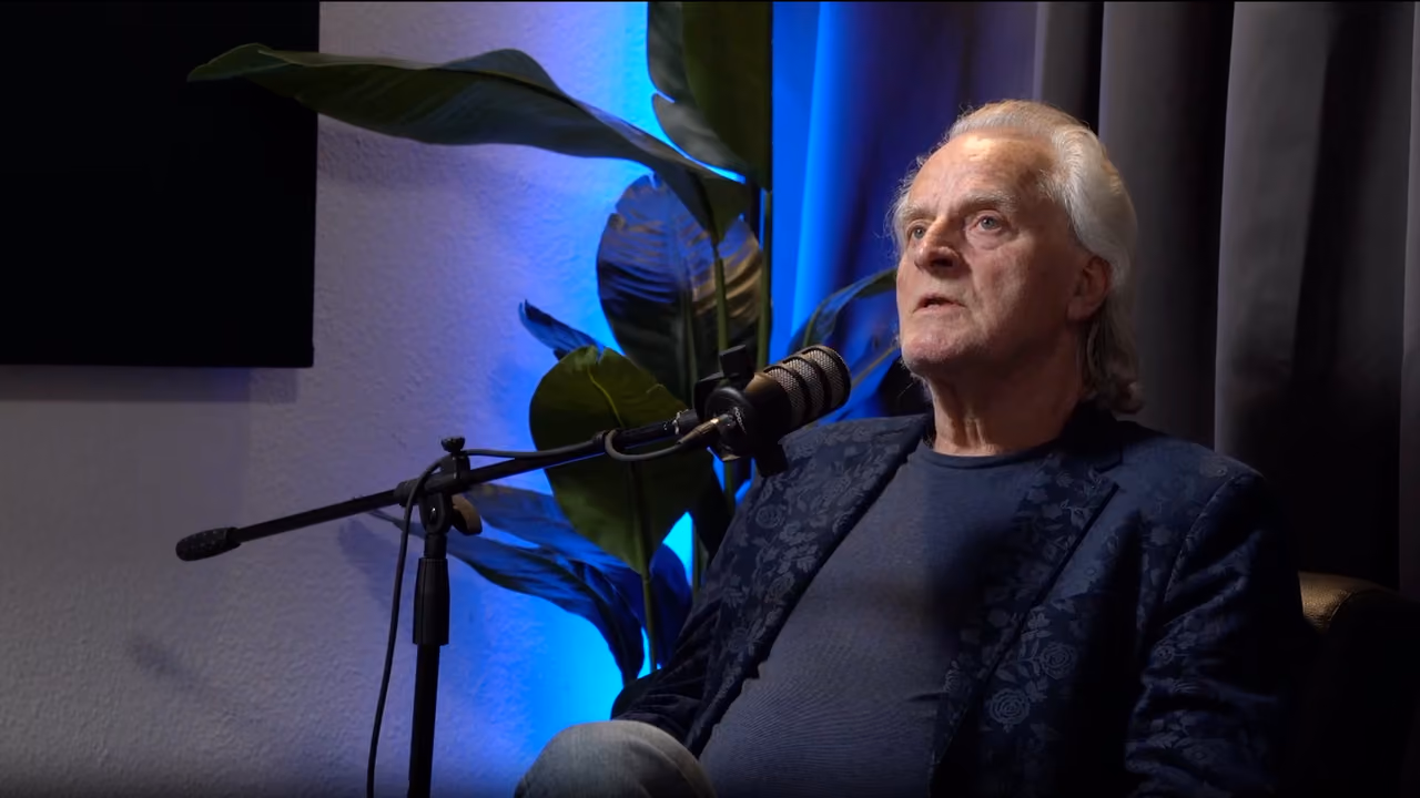 Ereburger Jaap Pilon in gesprek achter een microfoon in de opnamestudio